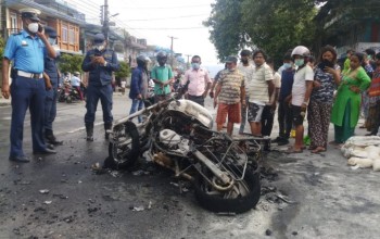 भक्तपुरमा शव वाहनसँग ठोक्किएर मोटरसाइकलमा आगलागी, चालक घाइते